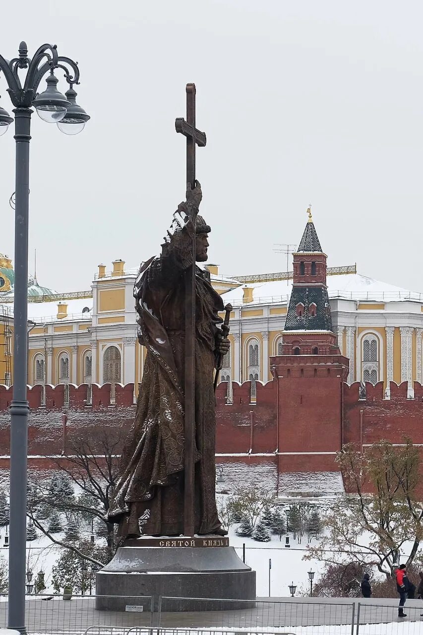 Какому владимиру памятник в кремле. Памятник князю Владимиру в Москве. Памятник князю Владимиру в Москве на Боровицкой площади. Боровицкая площадь памятник Владимиру.