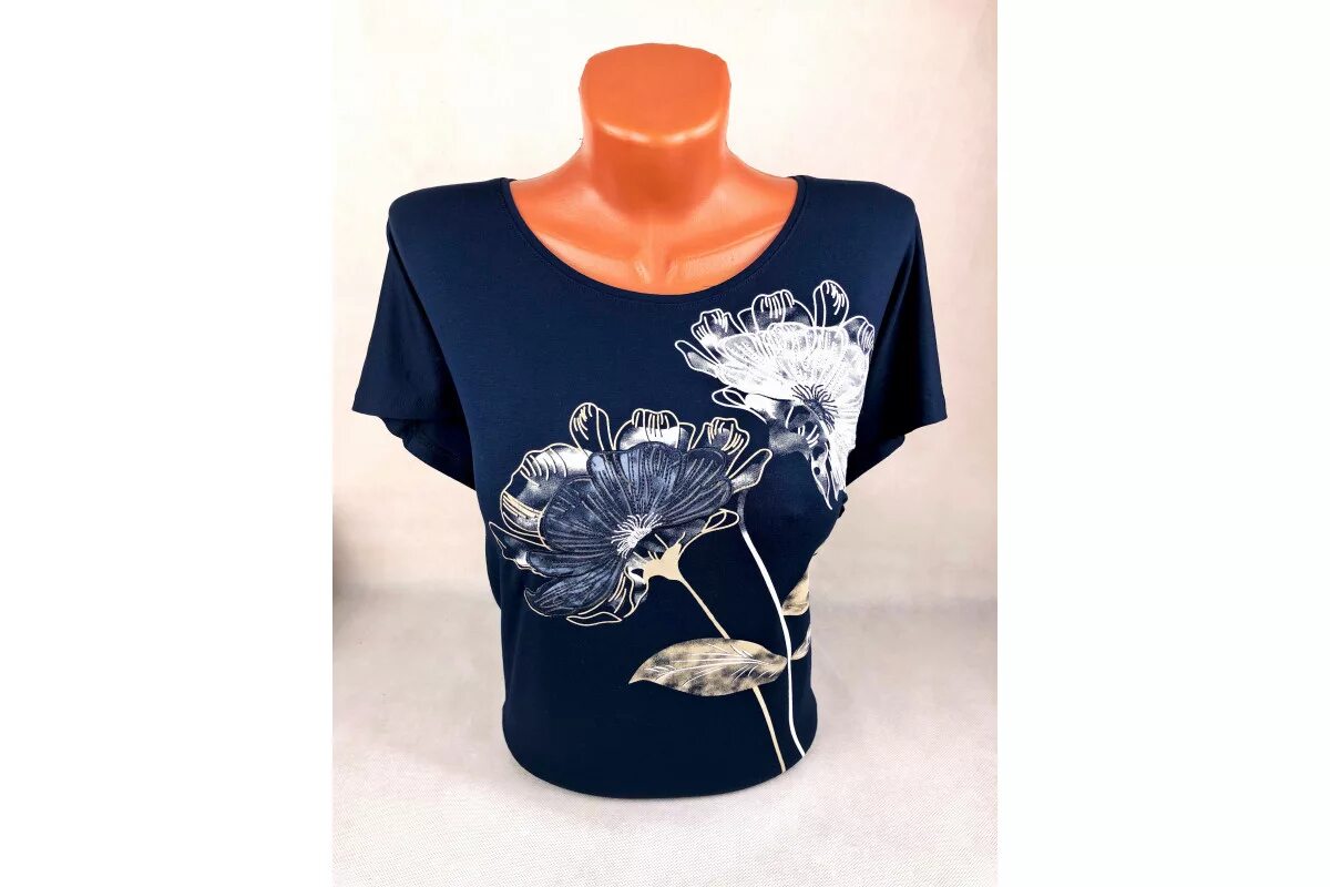 фюсун линднер. красные аксессуары в одежде. стильные принты на одежде. мика джианелли 2022. одежда с перчинкой.