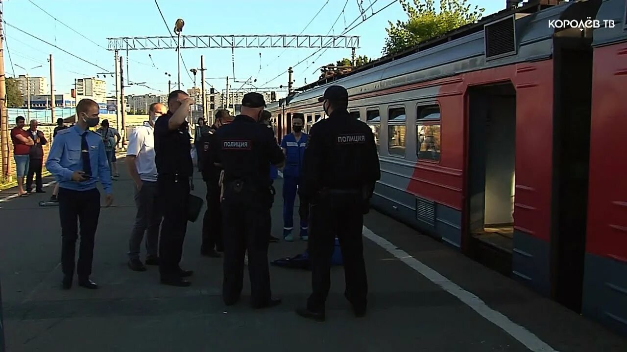 Королев Болшево зацеперы. Станция Болшево Королев. Люди в электричке. Почему остановилась электричка