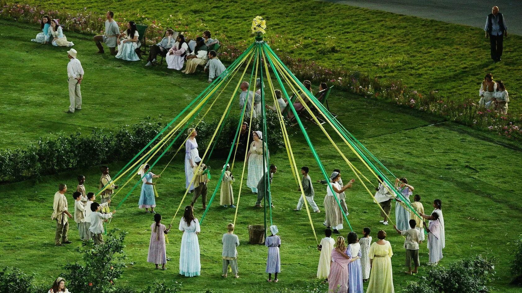 May day holiday. Maypole Майское дерево. Праздник Maypole в Великобритании. Майский шест Белтайн. Белтайн Майское дерево\.