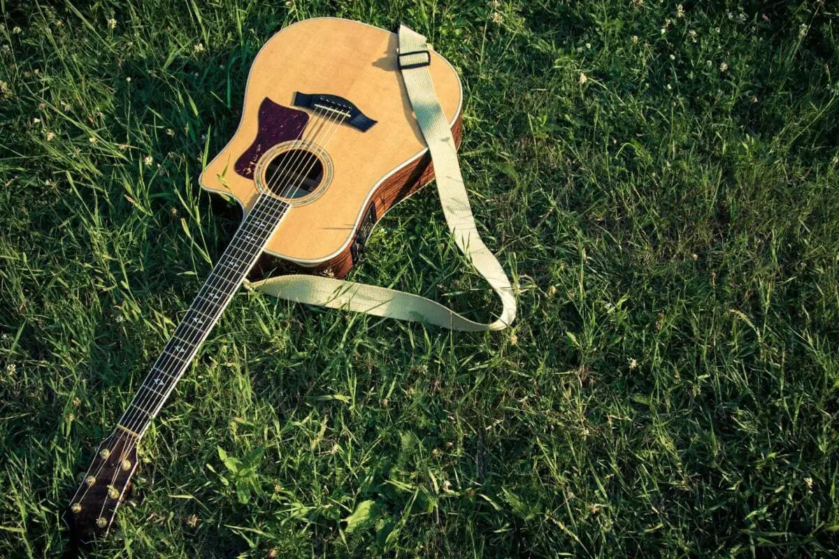 Музыку погулять. Гитара на природе. Акустическая гитара в природе. Гитара на траве. Гитара летом.