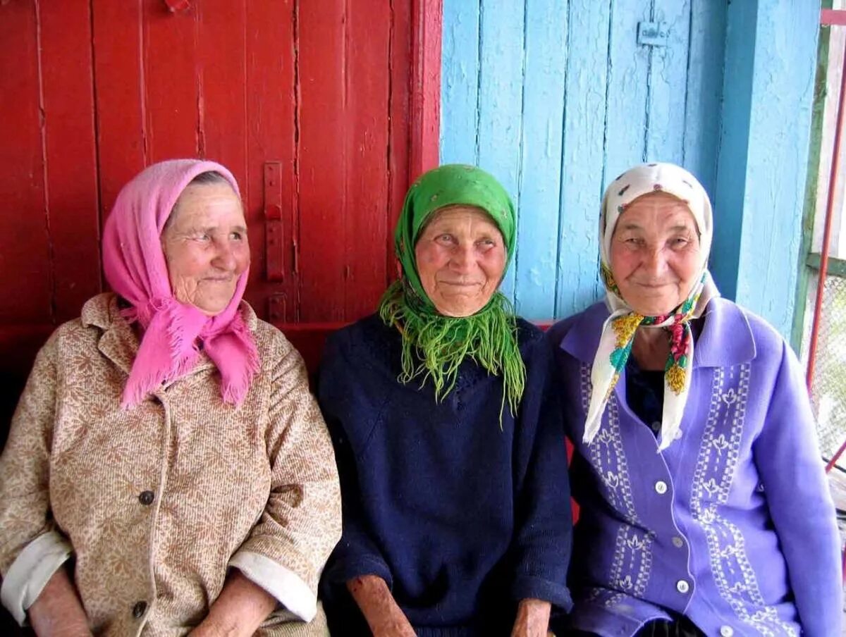 Бабушки тройничек. Пожилая женщина в платочке. Бабка в платке. Бабушка в платке. Старушки с деревни платках.