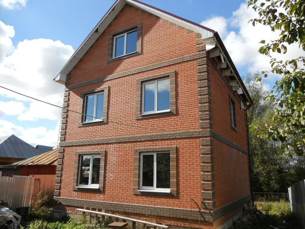 Дом из кирпича. Постройки из кирпича. Частный дом кирпич. Одноэтажный кирпичный дом в деревне небольшой. Дом из красного кирпича россия.