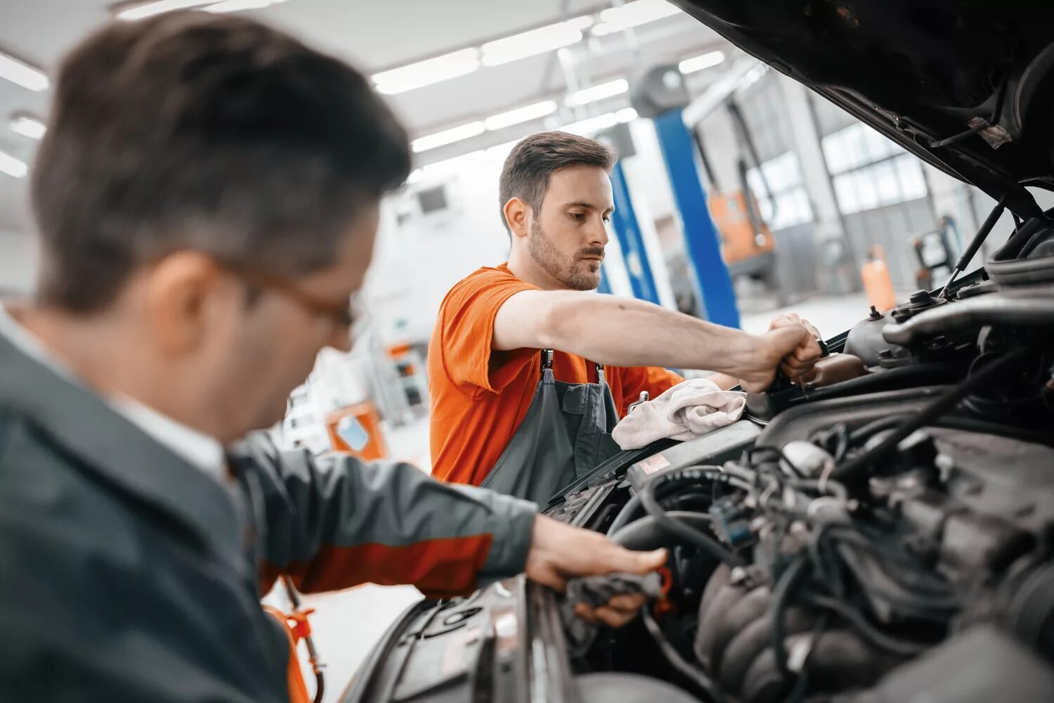 Какие автосервис работают. Техническое обслуживание авто. То автомобиля. Плановое то авто. Автомобильный механик.