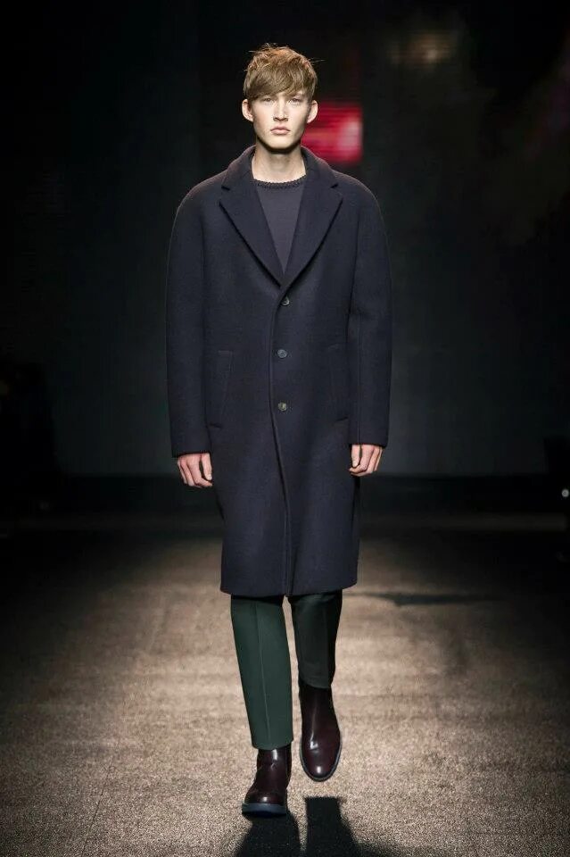Феррагамо пальто мужское. Salvatore Ferragamo осень зима 2023. Пальто до колен мужское. Пальто ниже колена мужское.