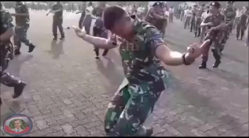 Оригинал танца буй буй. Солдаты танцуют. Танцующий солдат. Военные танцы. Солдатский танец.