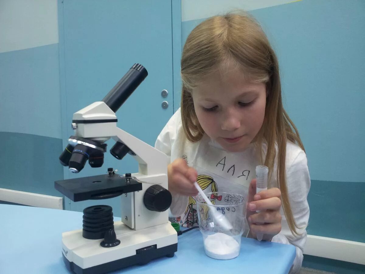 Микроскоп для детей. Ребенок у микроскопа в школе. Цифровые микроскопы для школьников. Микроскоп для уроков биологии.