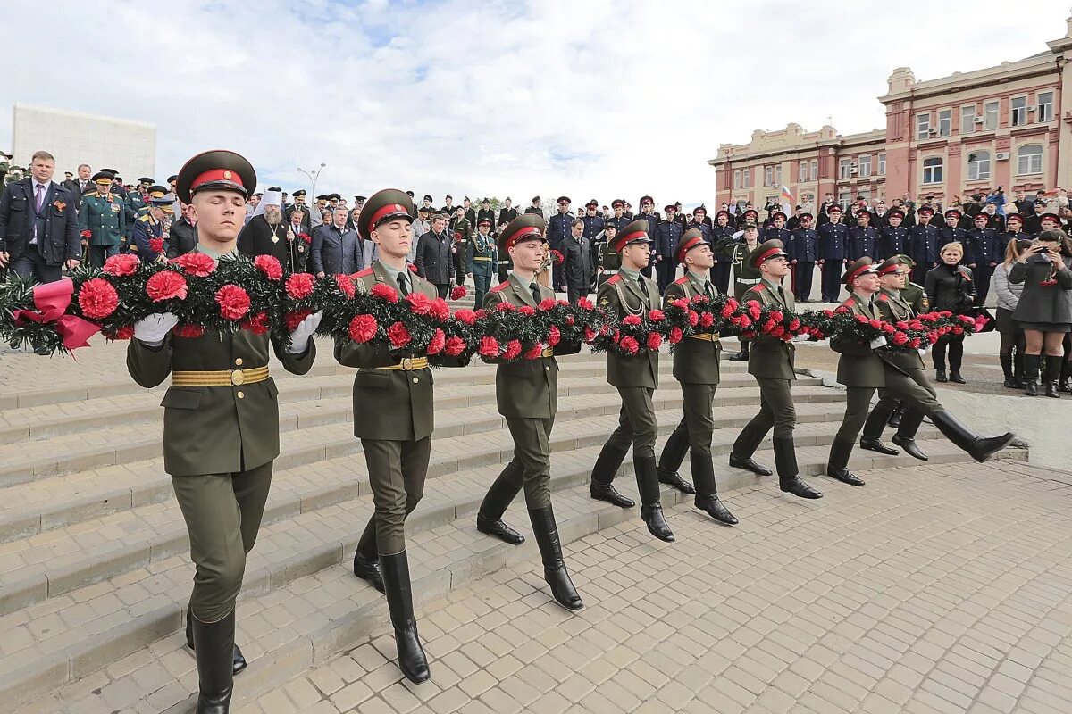 фотографии с дня памяти и скорби 22 июня в г. гирлянда для возложения к памятнику. еловая гирлянда на возложение. гирлянда с ампулами. гирлянда славы.