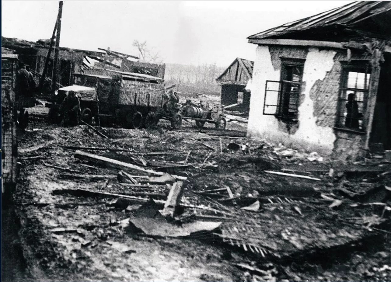 Разрушенный поселок. Деревня в годы войны 1941-1945. Сожженные города и деревни в ВОВ 1941-1945г. Разрушенная деревня 1945 ВОВ. Разрушенное село в Великую отечественную войну.