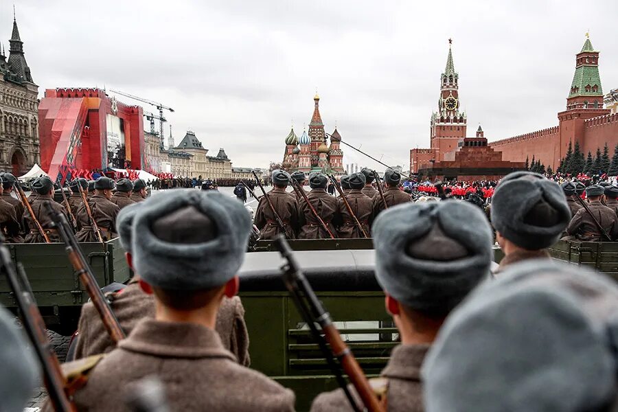 Первый парад 7 ноября 1941. Парад 1941 года на красной площади. Парад на красной площади 7 ноября 1941 года. Реконструкция парада 7 ноября 1941. Парад на красной площади 7 ноября 1941 года фото.