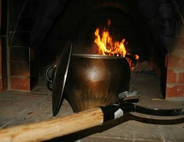 Впекло. Чугунок в печи. Русская печь с чугунком. Чугунок печной. Чугунок для русской печи.