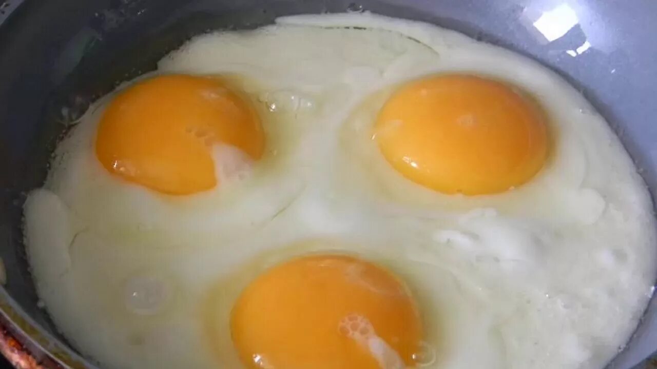 Яйцо обжаренное с двух. Глазунья из 2 яиц. Яичница омлет глазунья. Жареные яйца. Приготовление глазуньи.