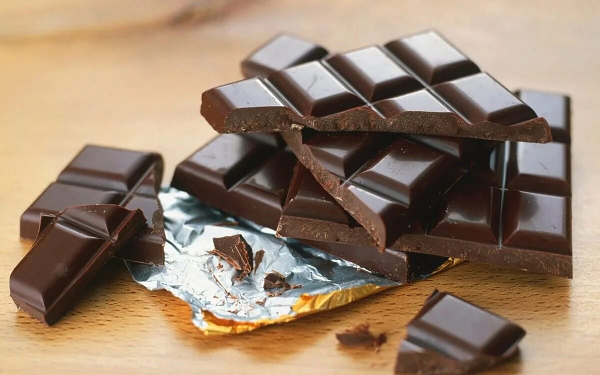 Самый горький шоколад. 3. «dark chocolate», темный шоколад швейцария. плитка шоколада. шоколадная плитка. шоколад темный плиточный.