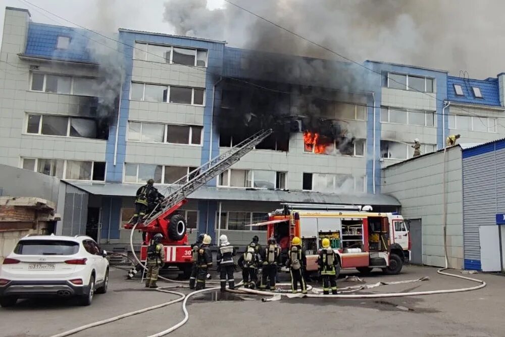 Что горело на левом берегу. Пожар. Горящее здание. Пожар в здании. Пожар в Красноярске.