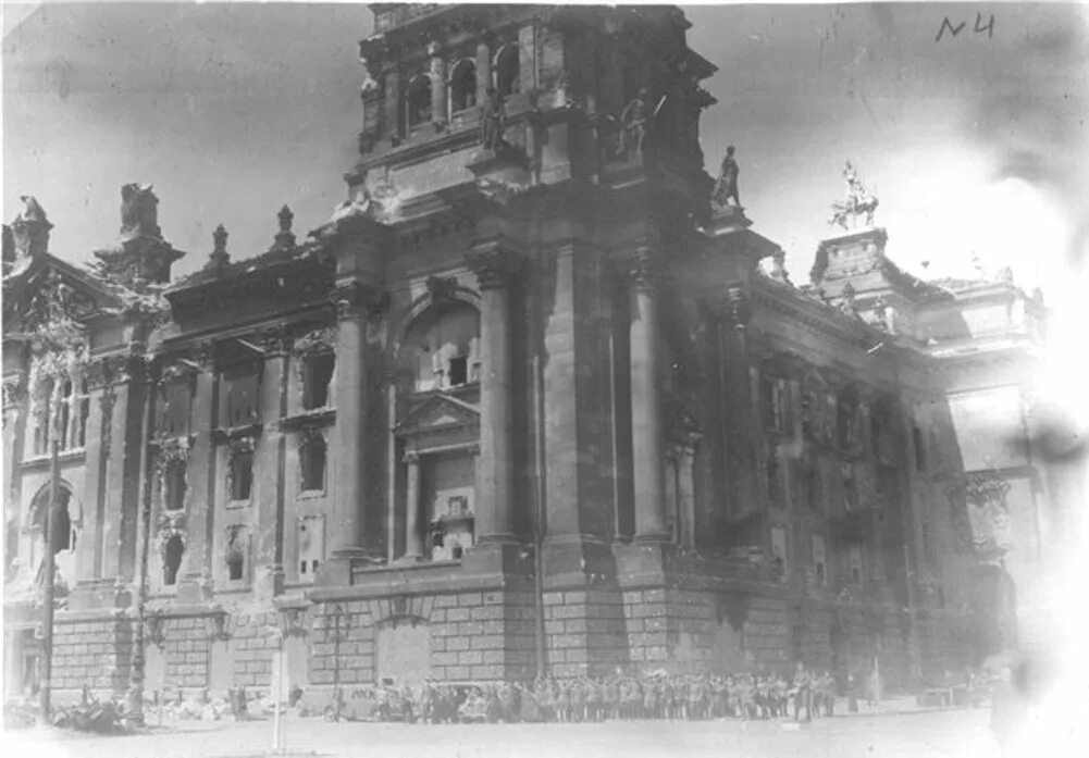 Над зданием рейхстага в берлине. Рейхстаг в берлине 1945. рейхстаг здание 1945. здание рейхстага в берлине в 1945 году. здание рейхстага в берлине 1945 план.