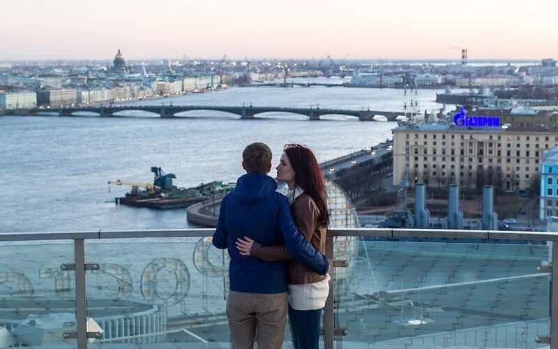 Влюбленные в Питере. Фотосессия пары в Питере. Влюбленные на мосту. Парень и девушка на набережной.