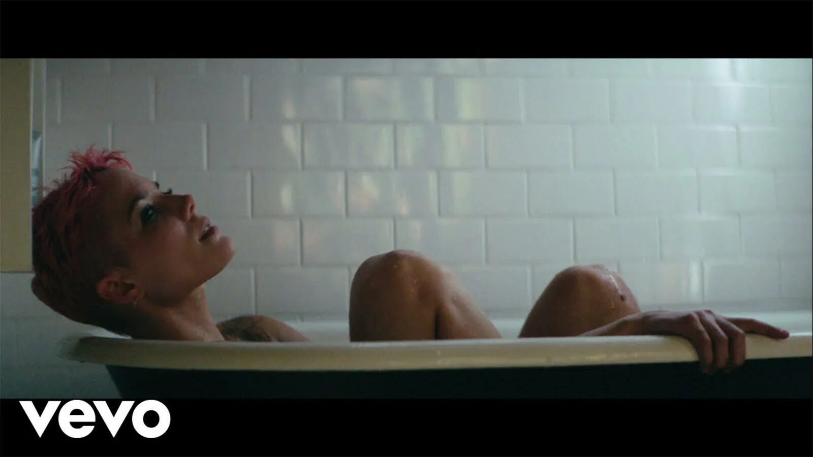 Песня without me. Halsey without me. холзи визаут ми. холзи клипы. обложка клипа halsey.