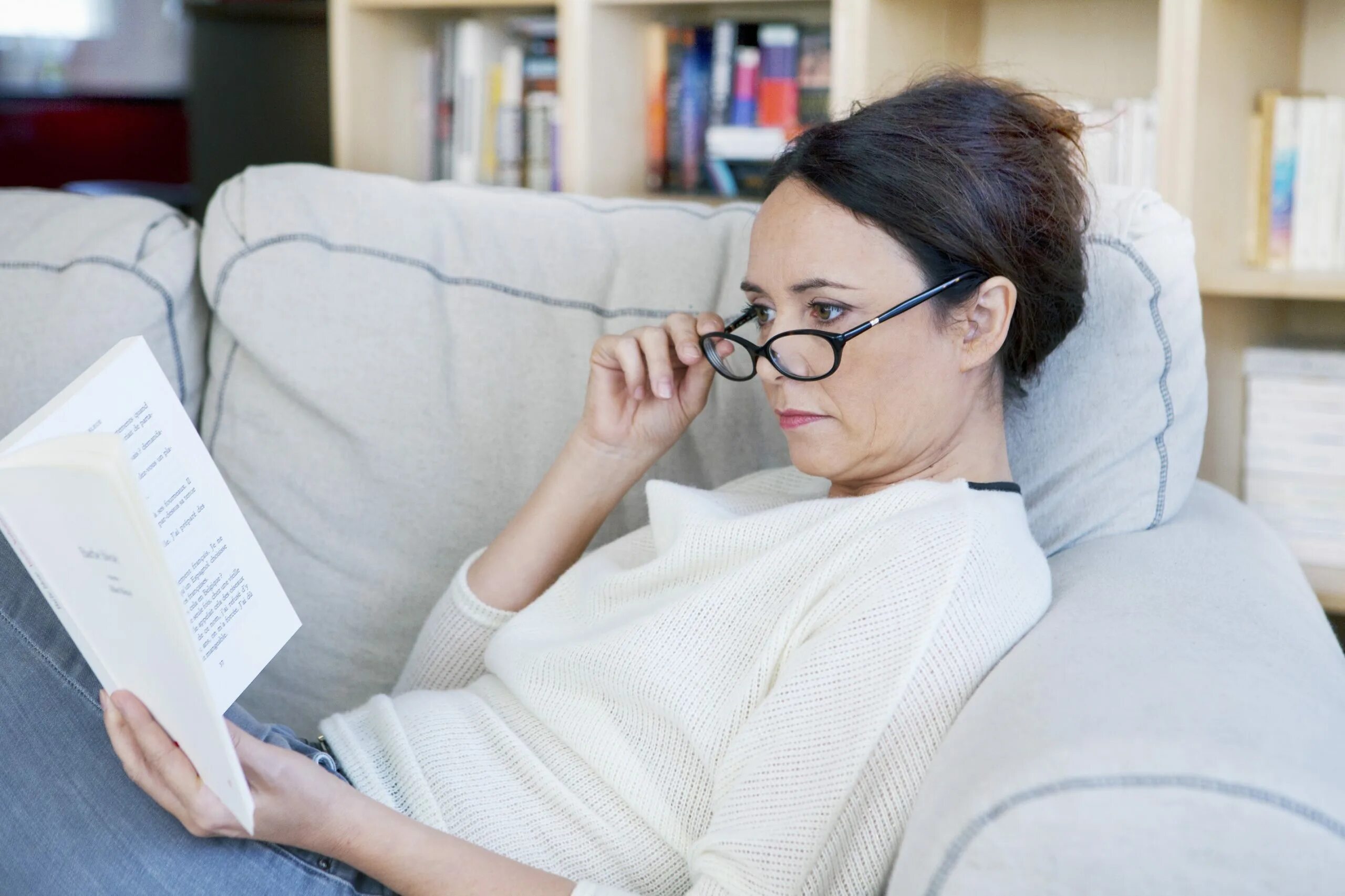 Работа плохое зрение. Люди в очках для зрения. Ухудшение зрения. Чтение в очках. Пожилые в очках для зрения.