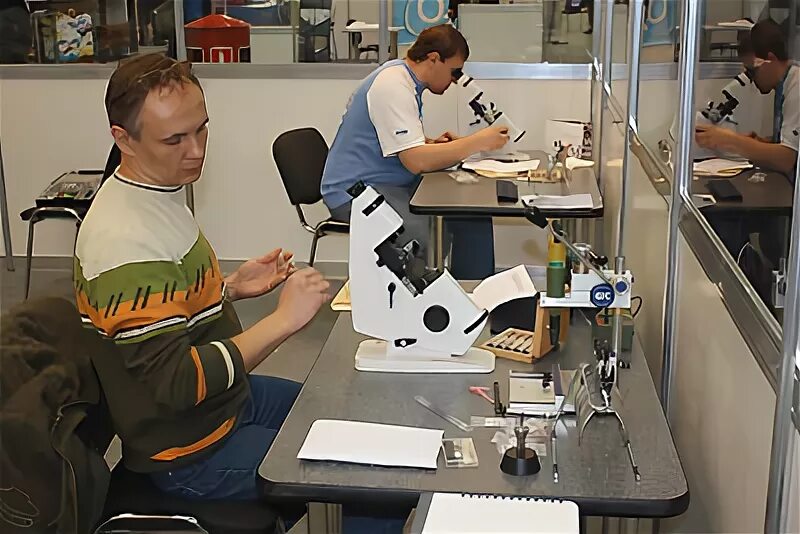 работа мастер оптик. работа мастер оптик. работа мастер оптик. оборудование для изготовления очков. мастерская по изготовлению очков.