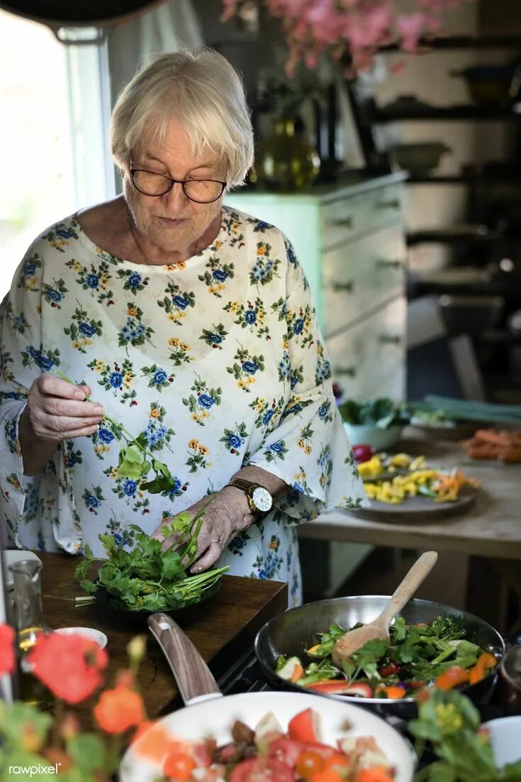 Привлекательные бабушки. Cook old. Grandmas cooking. Grandmas cooking. Grandmother cooks.