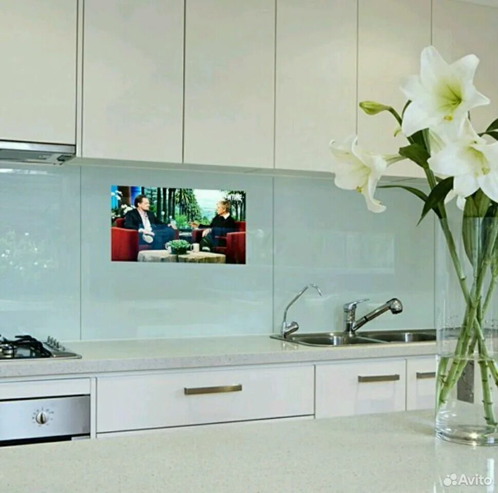 Встраиваемый телевизор для кухни. Телевизор в фартуке кухни встроенный. Телевизор на кухонную панель. Кухни с ТВ на панели.