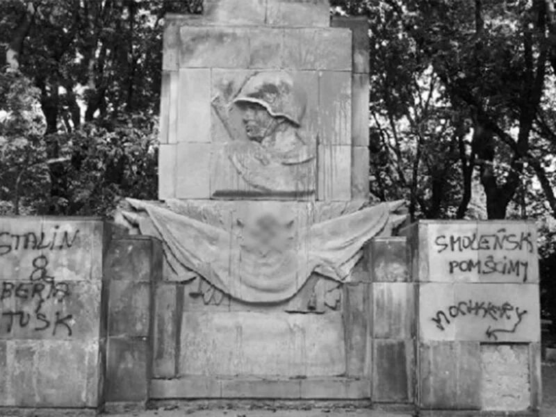 Памятники полякам в москве. Памятники войнам вторая мировая в польше. В польше сносят памятники советским воинам. Исторические памятники польши. Памятник русским витязям в патриоте.