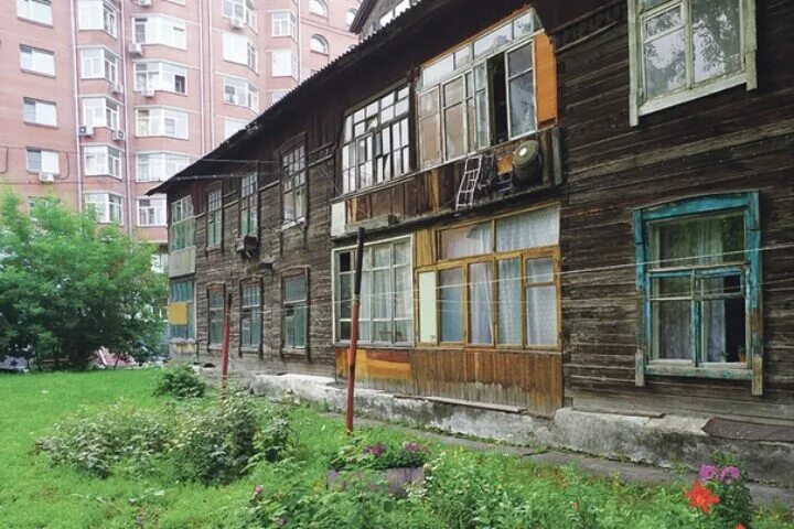 Барак дом новосибирск. Аварийное жилье новосибирск. Станиславского 5. Расселенный дом. Дома под снос в новосибирске.