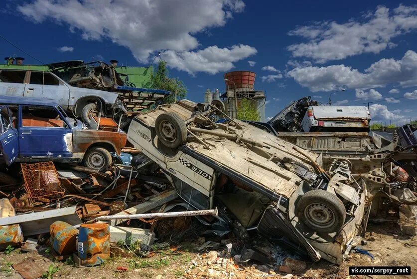 Мусорка в машину. Land Cruiser "автосвалка". Свалка автомобилей. Автосвалка в России. Автомобильные свалки в России.