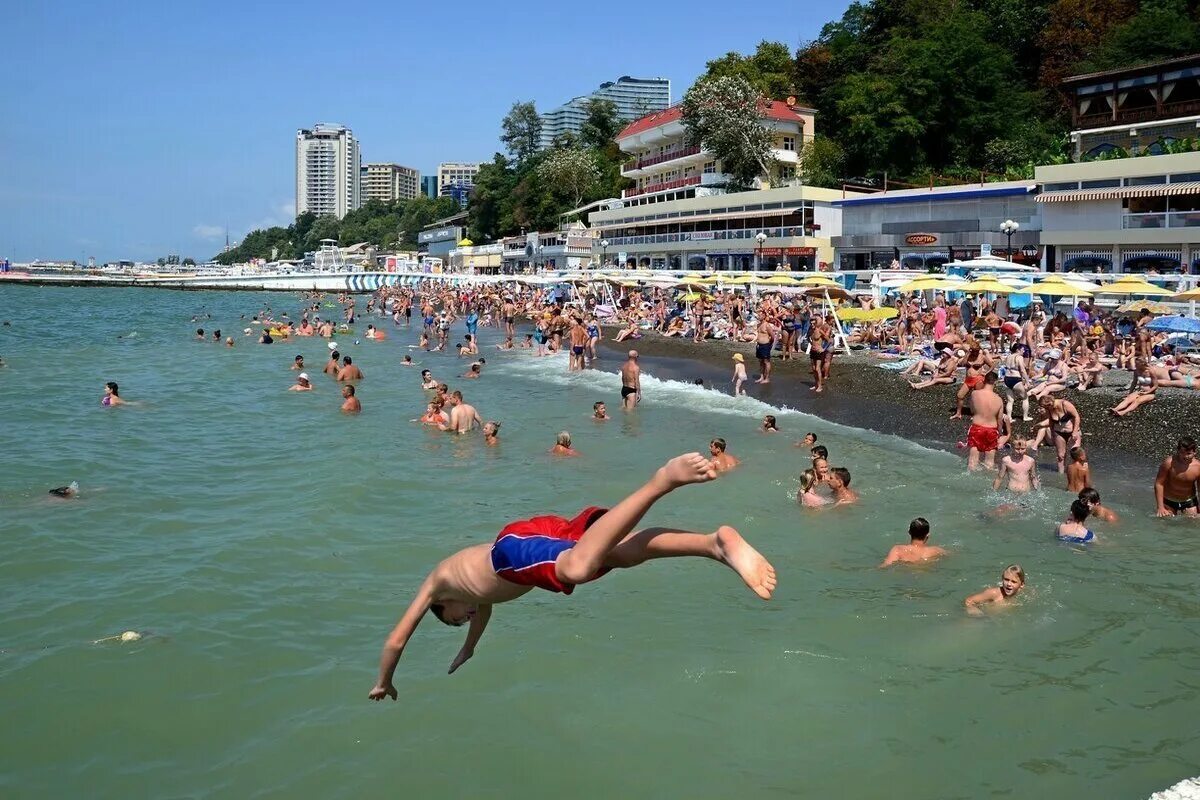 Сочи в россии сколько. Сочи пляж. Черное море пляж. Курорты России. Черноморские курорты.