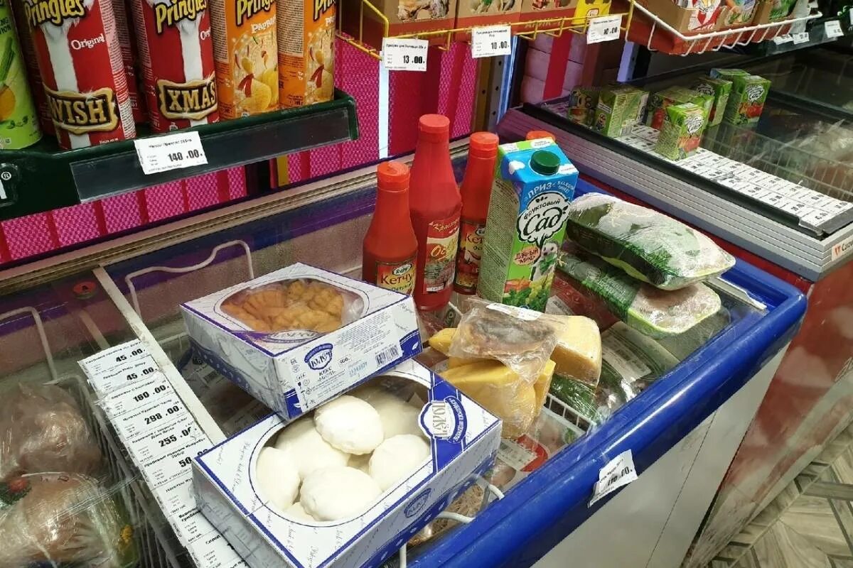 Магазин плесени. Еда в магазине. Продукты с плесенью в магазине. Плесень в магазине. Овощи с плесенью в магазине.