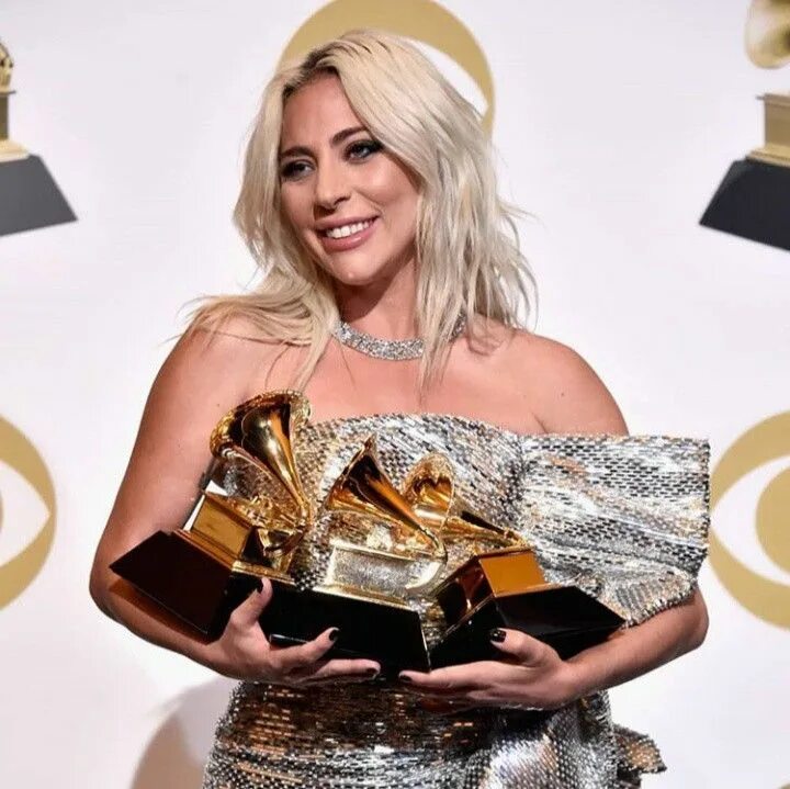 Леди гага grammy. Леди гага получает оскар. Леди гага грэмми 2021. Гага премия. Гага премия.