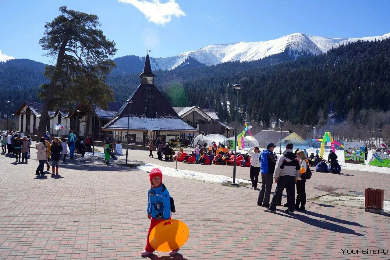 Курорты кчр архыз. Карачаево-черкесская республика архыз курорт. Карачаево-черкесия горы архыз. Долина реки теберда. Поселок архыз горы.