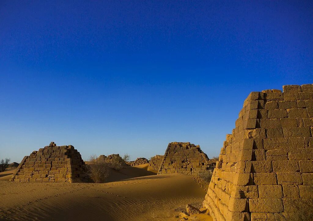 Мероэ. Достопримечательности Судана картинки. Meroe Pyramids фото.