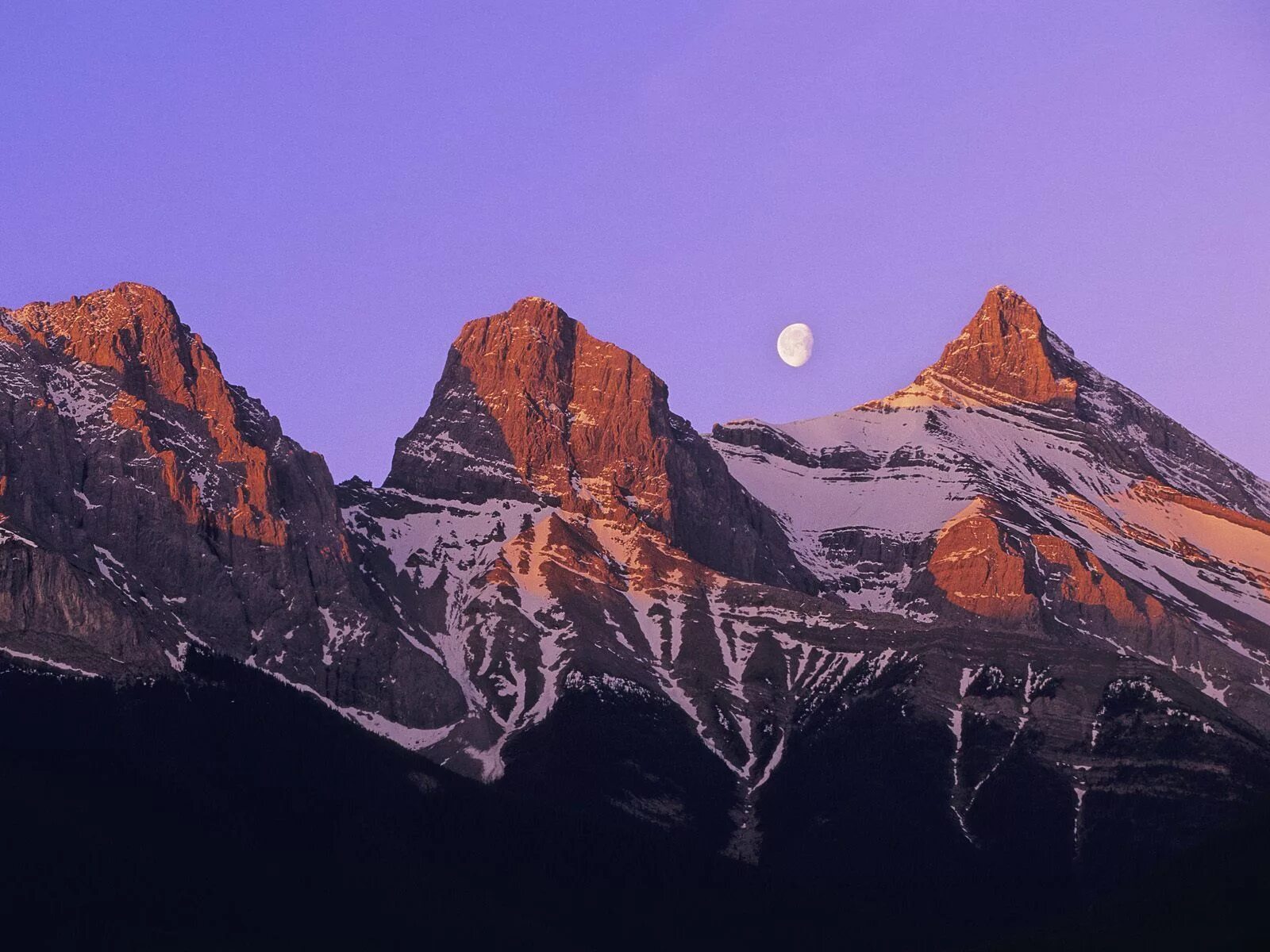 Гете горные вершины. Three sisters Mountains, Canmore, Alberta, Canada. Три Систерс горы. Mountain three