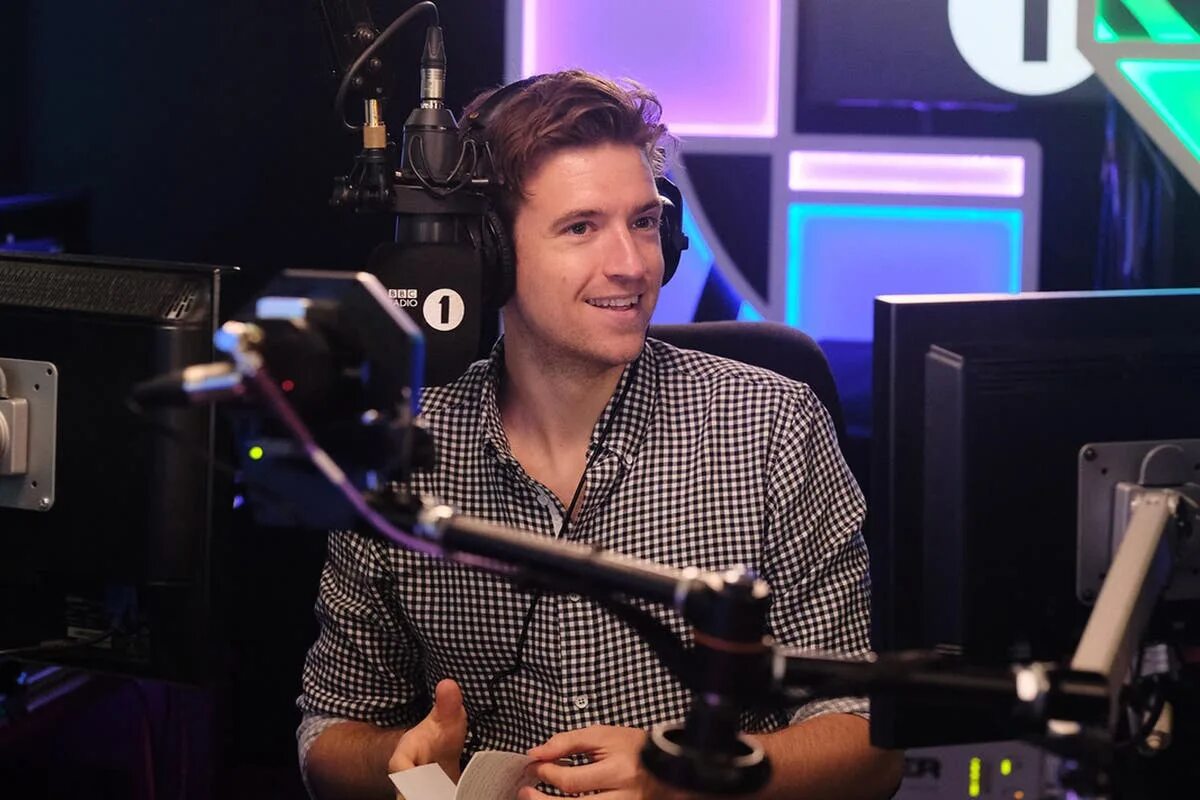 Greg James. Би би си радио. Грег Джой. Студия bbc Radio 1.