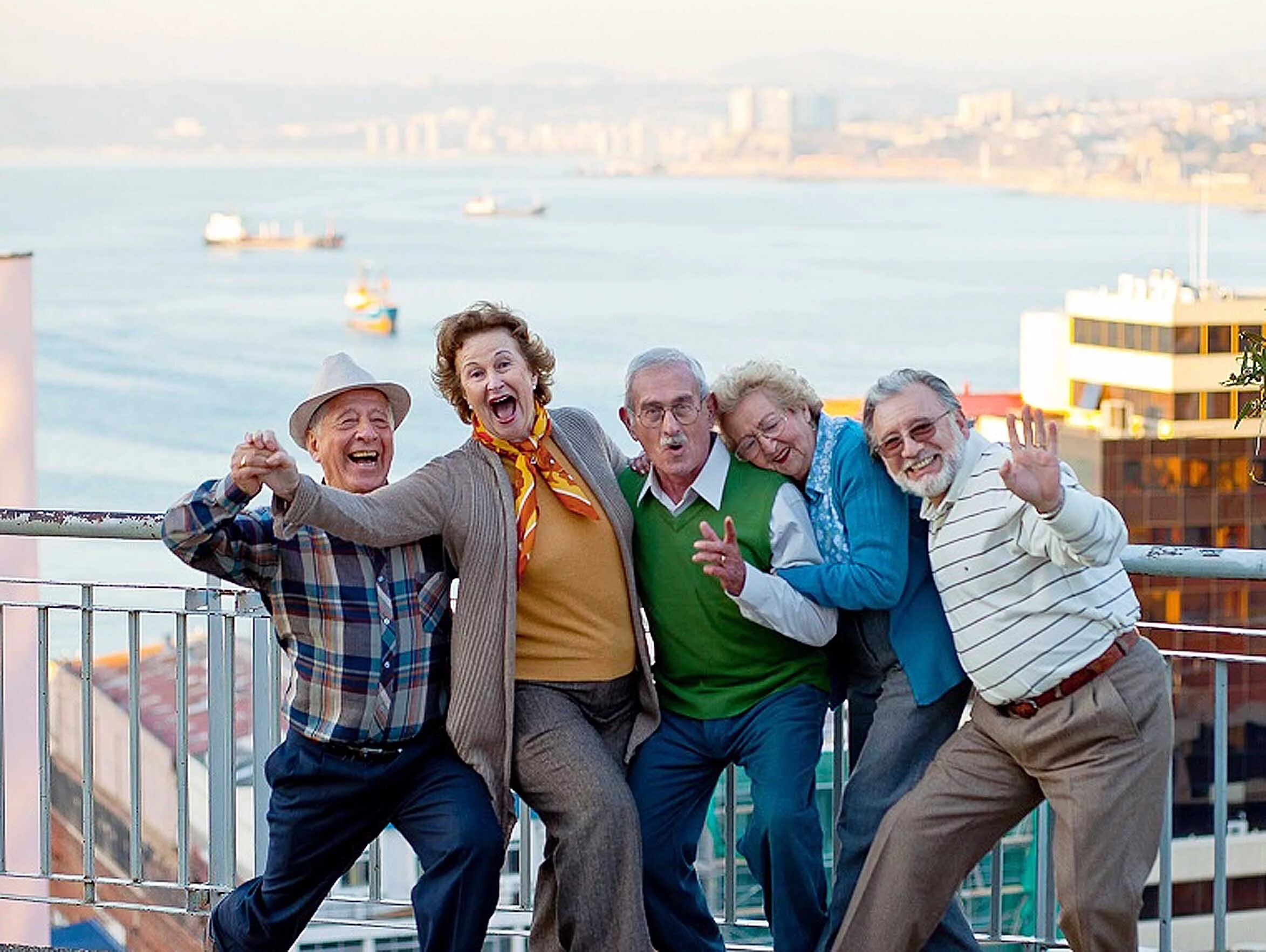 Пожилые туристы. Шведские пенсионеры. Экскурсии для пенсионеров. Пенсионеры туристы.