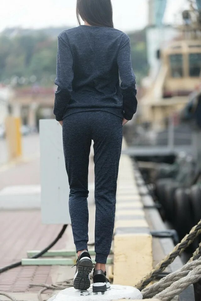 девушка со спины в костюме. девушка в шляпе. девушка со спины в костюме. блондинкатвмчерном со спины. девушка со спины в костюме.