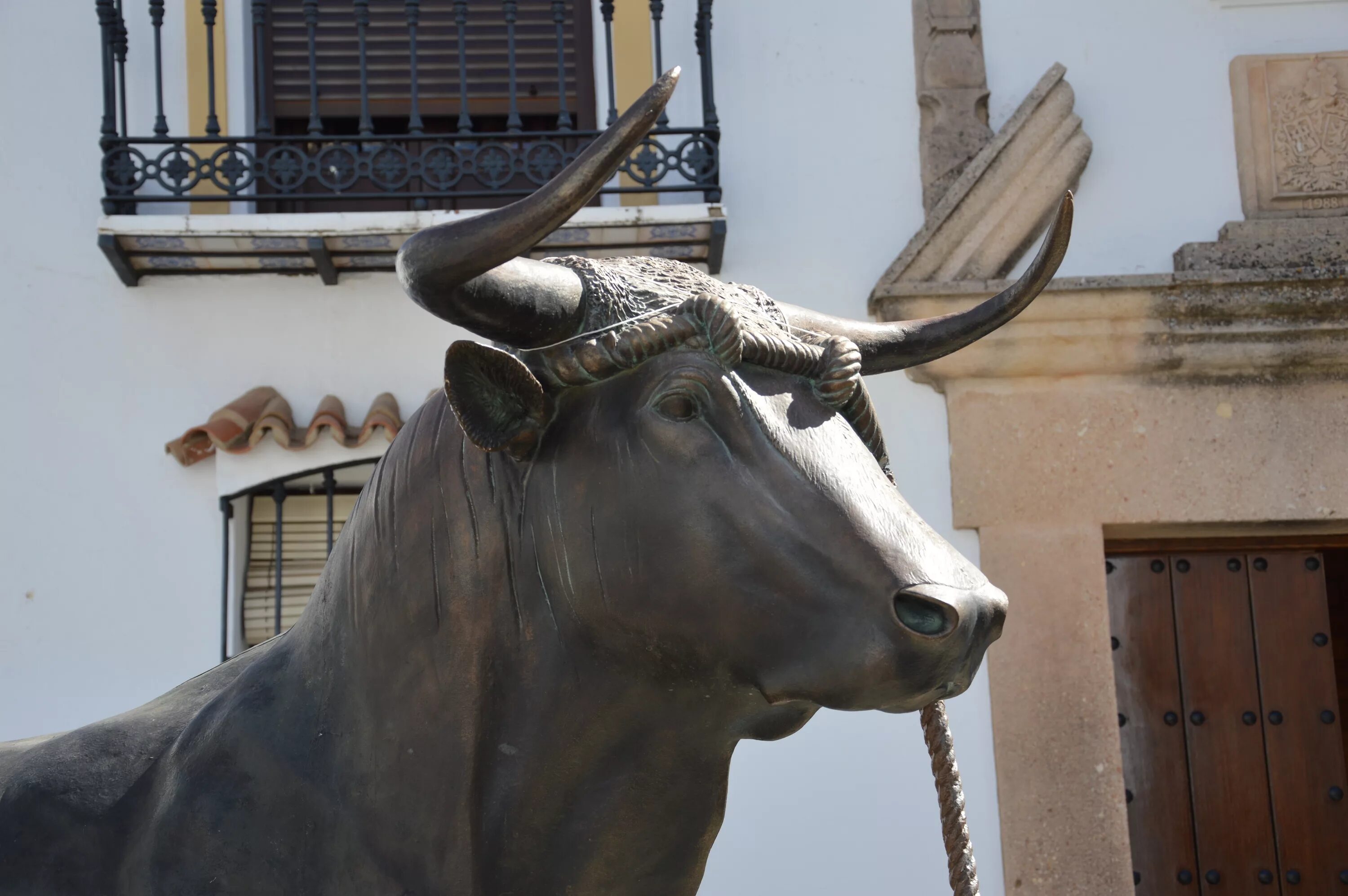 Статуя быка в Испании. Скульптура «бык ». Голова быка. Бычья голова. Б г бык