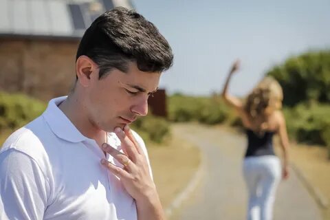 Парень не смотрит один на один