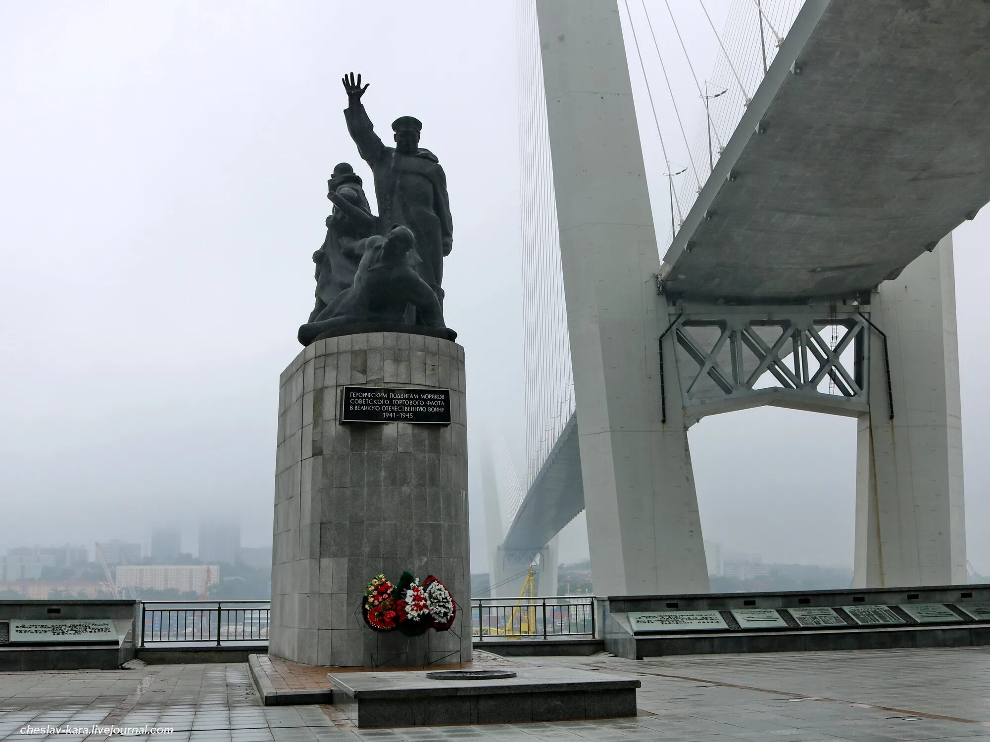 Памятник погибшим морякам Владивосток. Памятник моряку во Владивостоке. Памятник морякам торгового флота во Владивостоке. Памятник морякам торгового флота ВОВ Владивосток. Морякам торгового флота