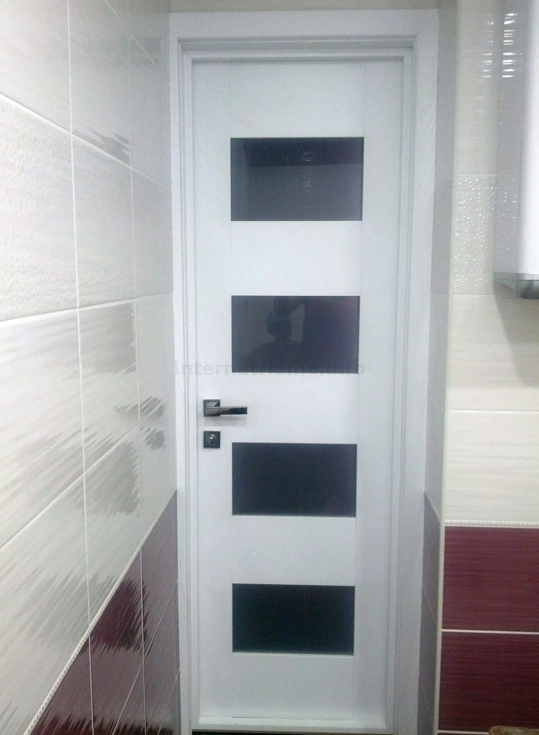 как подрезать входную щитовую дверь. подрезанный наличник. гибкий наличник. наличники межкомнатные. дверь с г образным наличником.