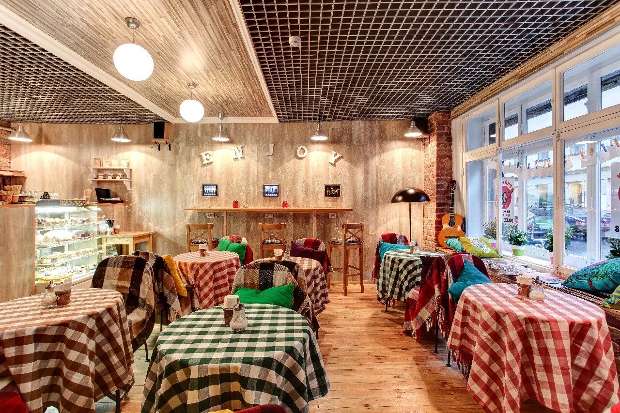 Frenchie cafe. Маленькое уютное кафе. Кафе в домашнем стиле. Маленький уютный ресторан. Уютное кафе интерьер.