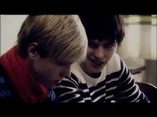 Kid hear them calling me. Макси Оливер и Тони Стонем. Maxxie Skins. Скинс макси и Джеймс. Скинс Тони и макси.