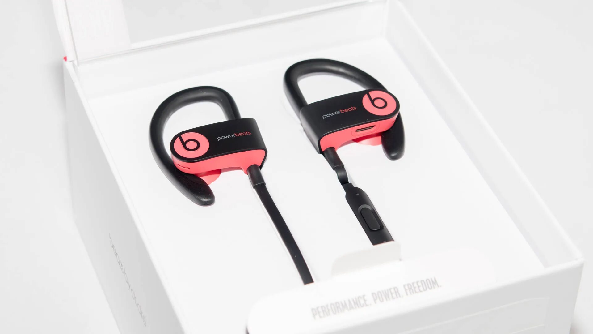 Повер наушники. POWERBEATS 2 коробка. Beats POWERBEATS Pro. POWERBEATS 3.0 зарядка. Beats POWERBEATS by Dr. Dre Black проводные.