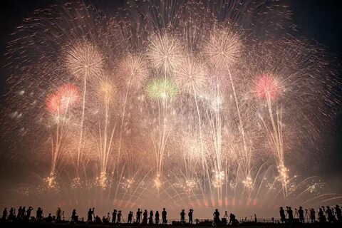 感 動 日 本 一 の 赤 川 花 火 大 会 最 高 す ぎ た こ ん な に 美 し い 花 火 大 会 は 初