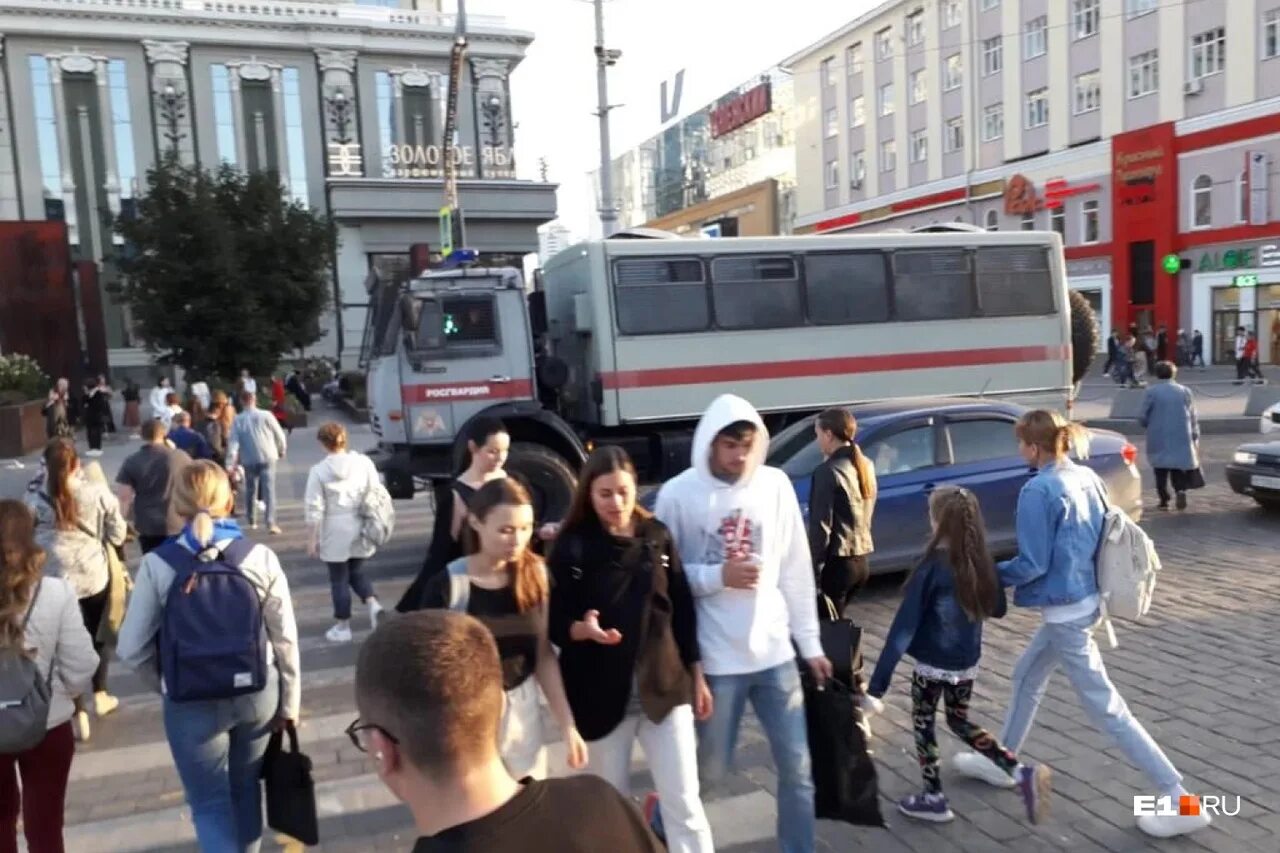 Скопление людей. Скопление людей Россия. Толпа возле машины. Толпа народа на полицейских. Срочные новости 23