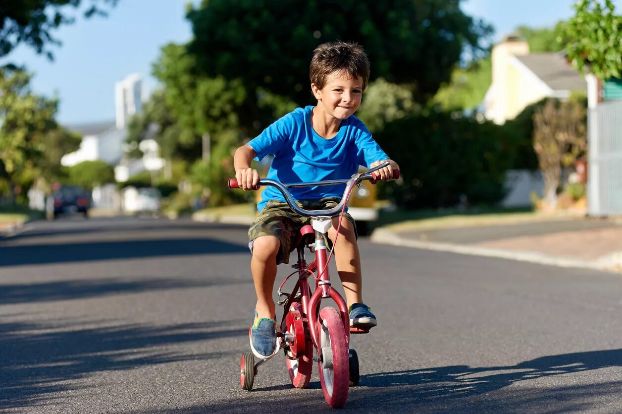 Мальчик сидит на велосипеде. Мальчик на велосипеде. Дети катаются на велосипеде. Мальчишки на великах. Мальчик едет на велосипеде.
