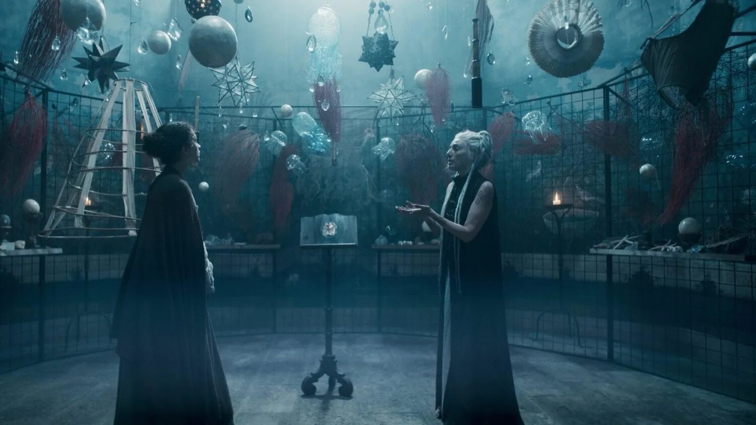 Black moon 2. Black moon 2. Черная луна луи маль. Black moon 2. Moon надпись.