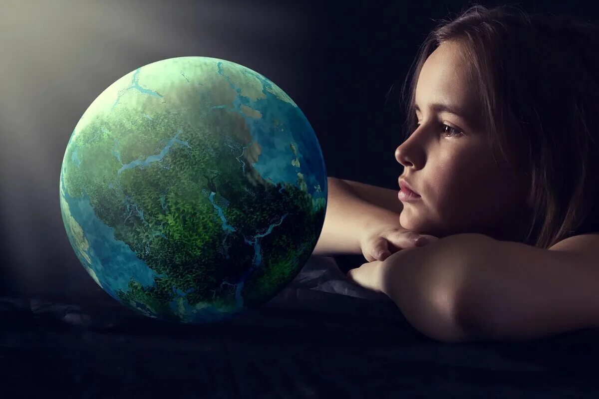 Всему человечеству мир будет. Планета людей. Девушка и планеты. Девочка с планетами. Мир познания.