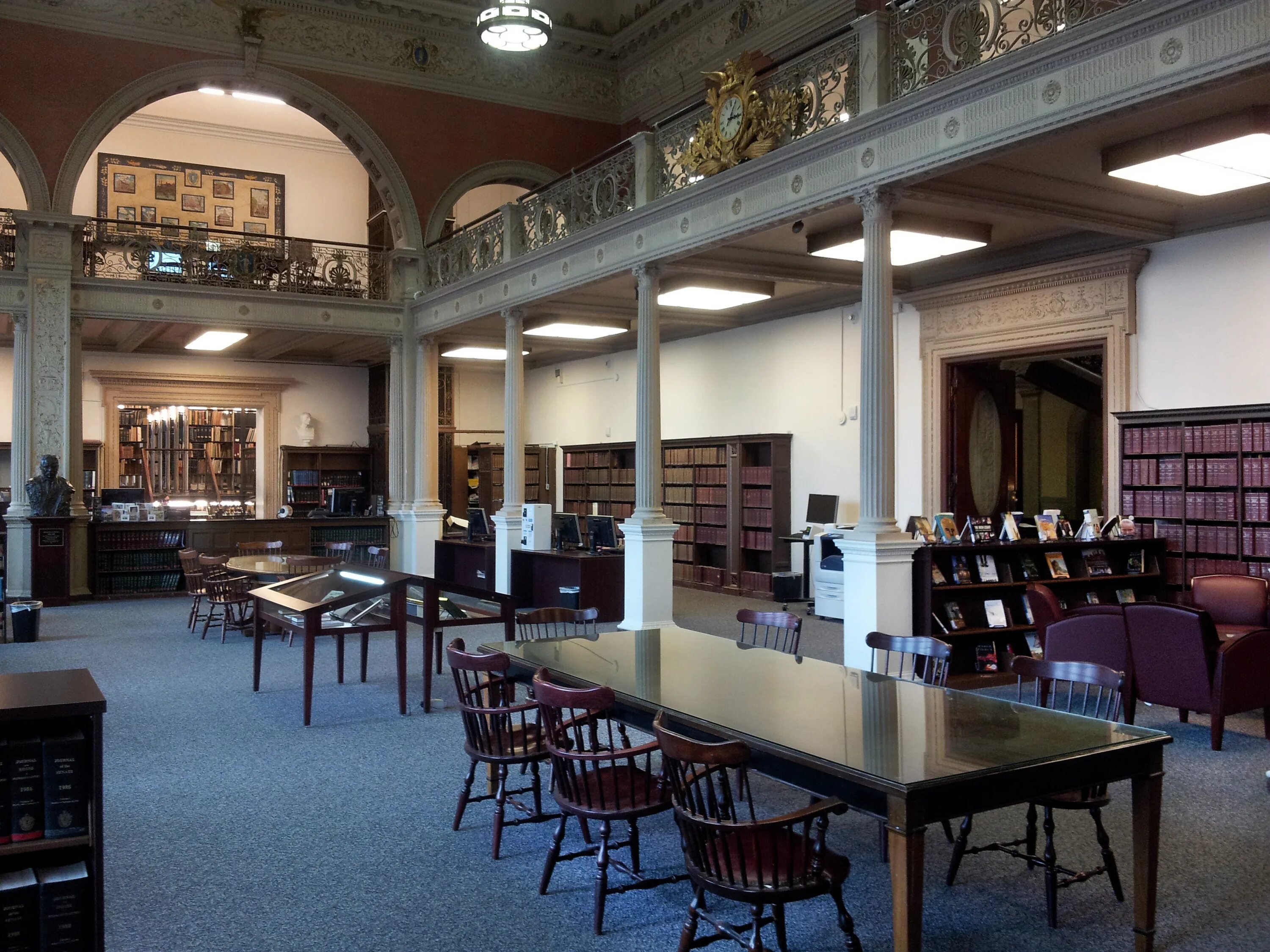 State library. Читальный зал Бэйтс-Холл. Зал библиотеки. Классическом стиле читальный зал. Залы публичной библиотеки.